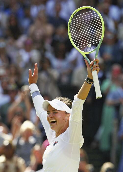 女子シングルスで初優勝し喜ぶバルボラ・クレイチコバ＝ウィンブルドン（ロイター＝共同）