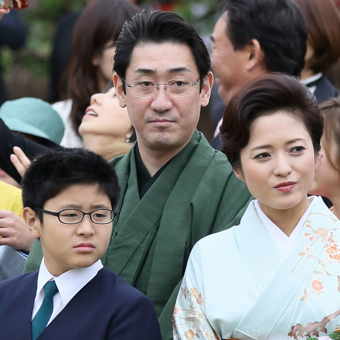 2013年4月、家族で「桜を見る会」に出席した「中村橋之助」時代の中村芝翫と三田寛子　写真・Motoo Naka/アフロ