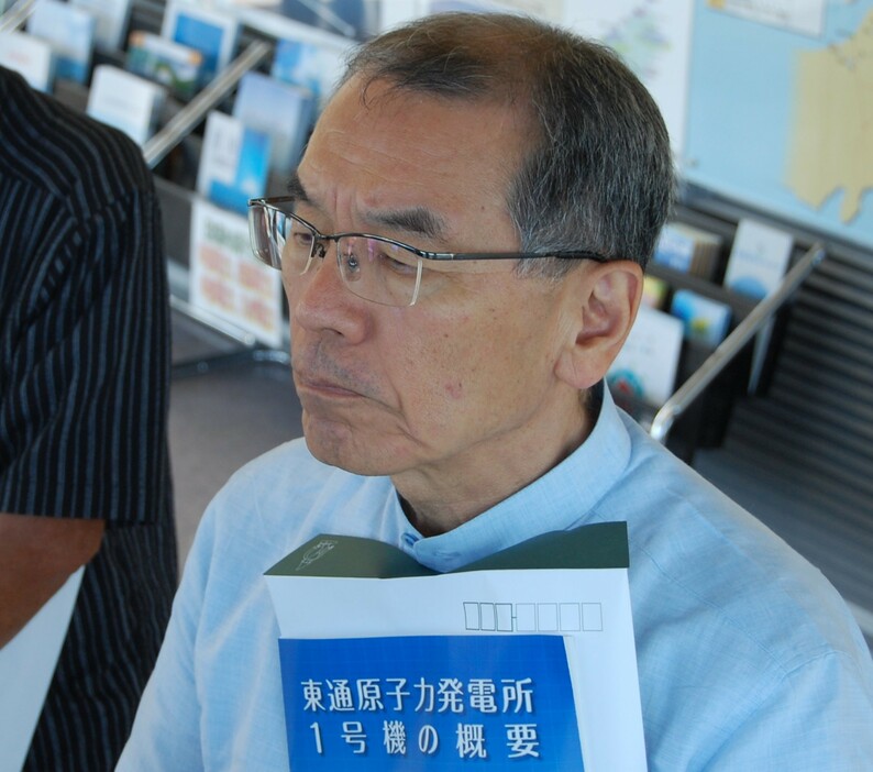 2019年8月、「脱原発を目指す首長会議」が青森県で原発関連施設を視察した際、専門家として同行した伴英幸さん。（撮影／佐藤和雄）