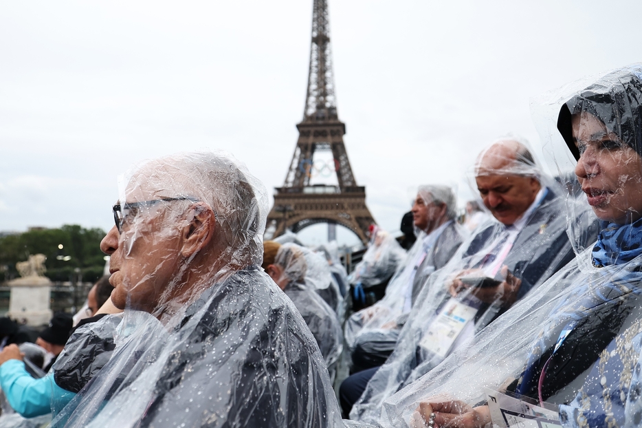 大粒の雨が降りしきる中で実施されたセレモニーでは思わぬハプニングも起きていた。(C)Getty Images