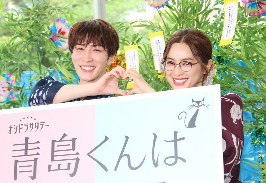7月6日スタートの連続ドラマ「青島くんはいじわる」でダブル主演を務めるSnow Manの渡辺翔太さん（左）と中村アンさん