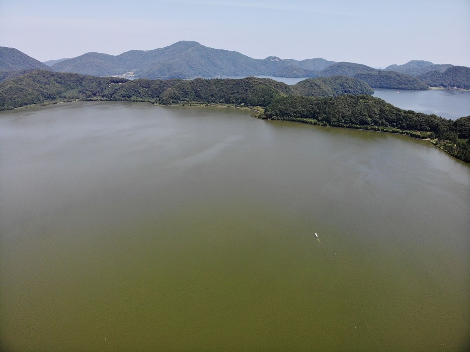 湖面にヒシがない今年の三方湖＝7月23日