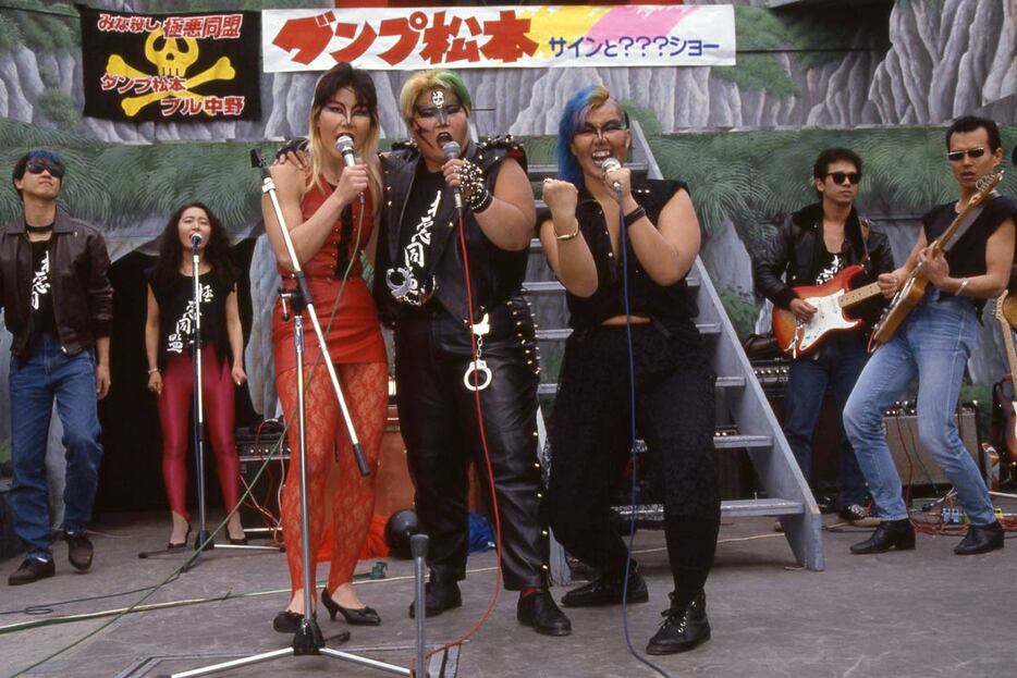 （左から）コンドル斉藤、ダンプ、ブルで熱唱（８６年３月）