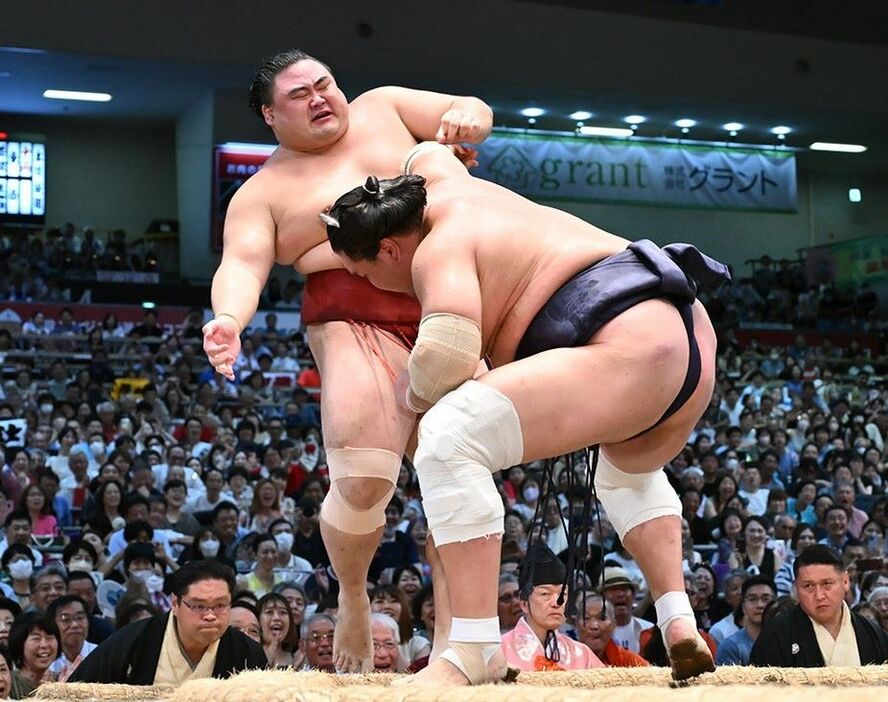 組み止めて右を巻き替えたところで勝負あり。最後は寄り切って照ノ富士が勝ち、10度目のV。隆の勝の奇跡の大逆転はならなかった