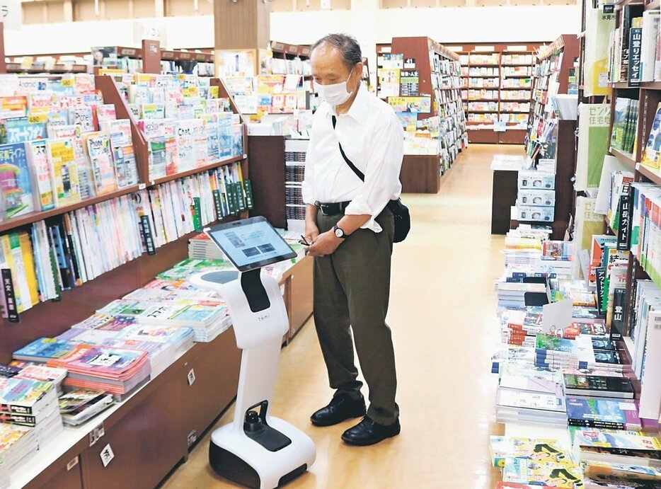 文苑堂書店が福田本店に導入した検索案内ロボット＝高岡市福田