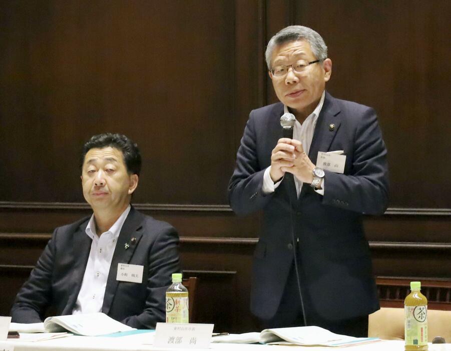 「全国ハンセン病療養所所在市町連絡協議会」の総会であいさつする東京都東村山市の渡部尚市長（右）＝11日午後、熊本市