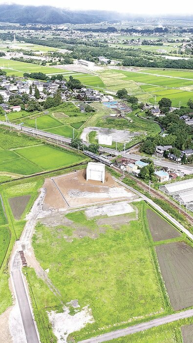 アルピコ交通上高地線と国道158号を挟むように建つのが新村高架橋の下部。緑の帯が延びているのが分かる（本社ドローンで撮影）