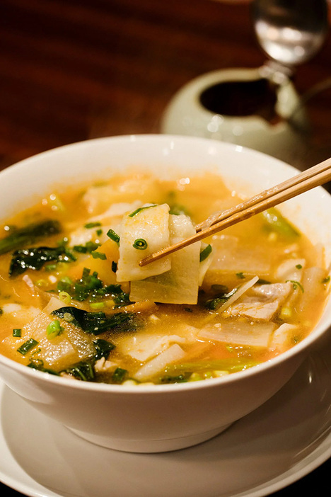 手延べ麺と豚肉と野菜を一緒に煮込んだチベット風すいとん「ポーク・テントゥク」。「豚汁みたいで懐かしさを感じる味」と土井さん。￥1,300