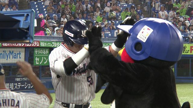 2試合連続の17号を放った村上宗隆選手はつば九郎とハイタッチ