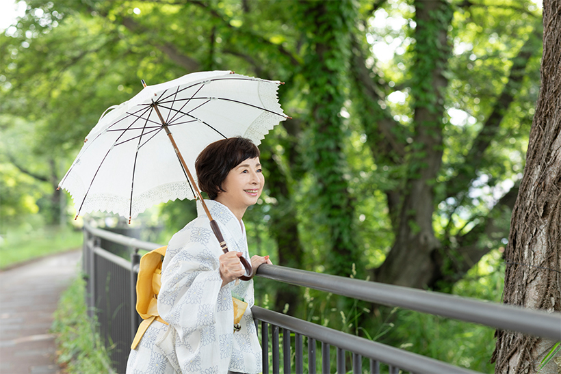 ご本人の体感温度はいざ知らず、傍目には涼やかさを運ぶ一揃え。