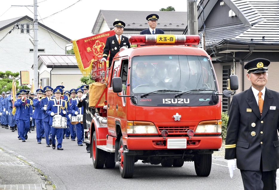 消防車両に民友旗を掲げて村民に披露した受賞記念パレード