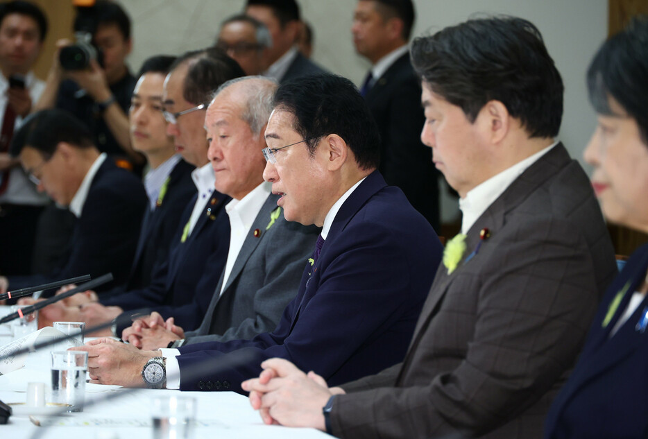 政府・与党連絡会議で発言する岸田文雄首相（右から３人目）＝３日午後、首相官邸
