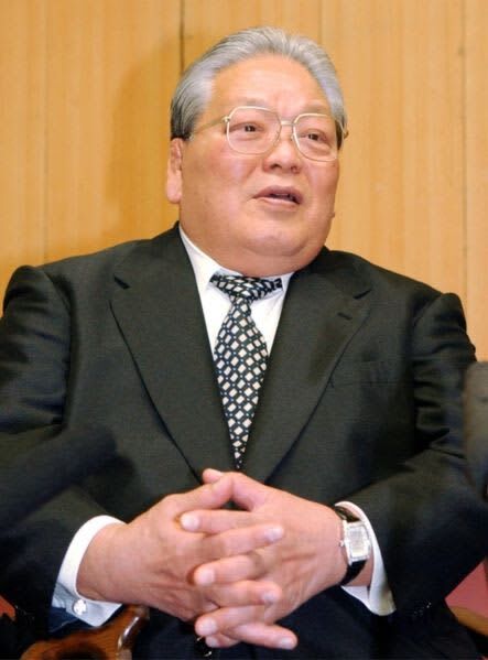 ６５歳で日本相撲協会定年を迎え、心境を語る先代佐渡ケ嶽親方（元横綱琴桜）＝２００５年１１月、福岡県内