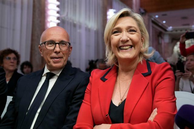 パリで2024年6月24日、フランス国民議会の選挙に向けた右翼「国民連合（RN）」の記者会見に出席するマリーヌ・ルペン前党首（右）=AP