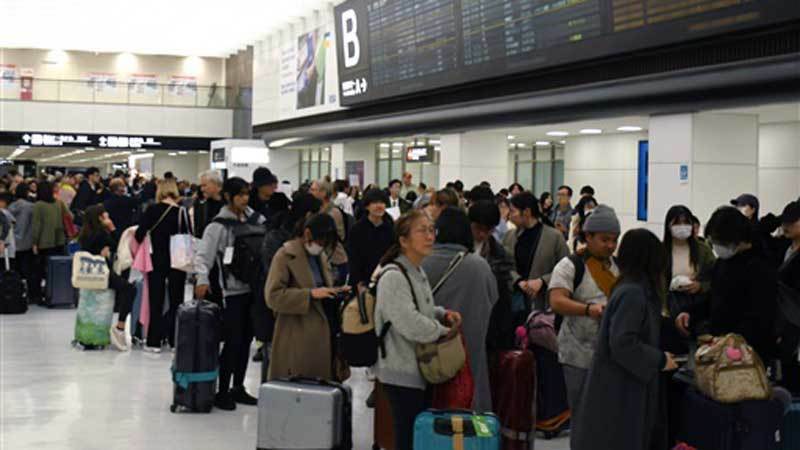 訪日外国人など国際線を利用した旅客でにぎわう成田空港＝3月