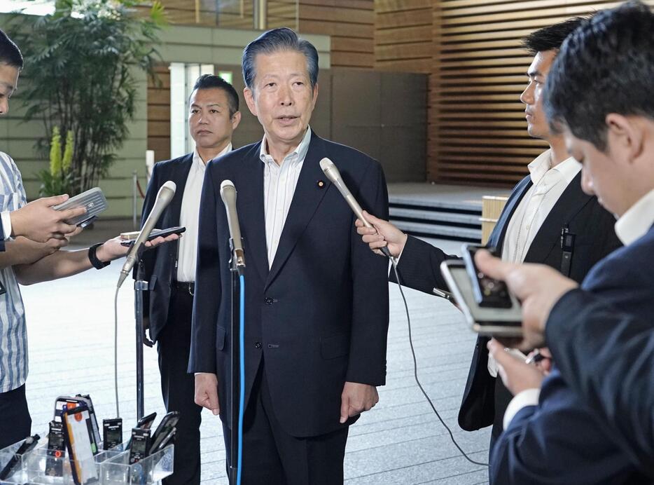 岸田首相と面会後、記者団の取材に応じる公明党の山口代表＝19日午後、首相官邸