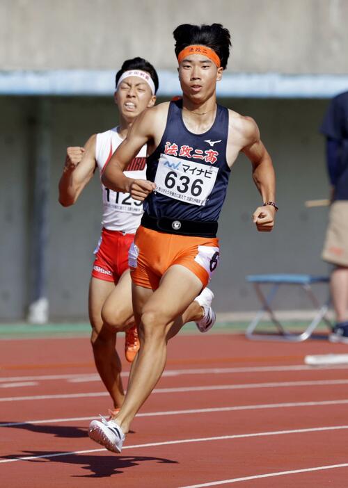 男子400メートル決勝　46秒93で優勝した法政二・菊田響生（手前）＝博多の森陸上競技場