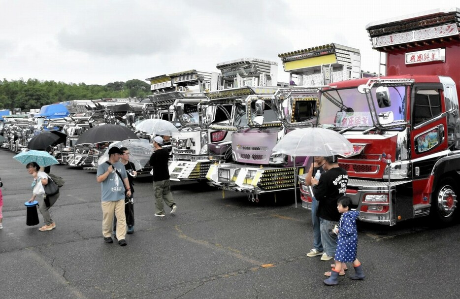 デコトラ300台が集結したチャリティー撮影会＝7月14日、福井県坂井市の三国ボートレース場駐車場