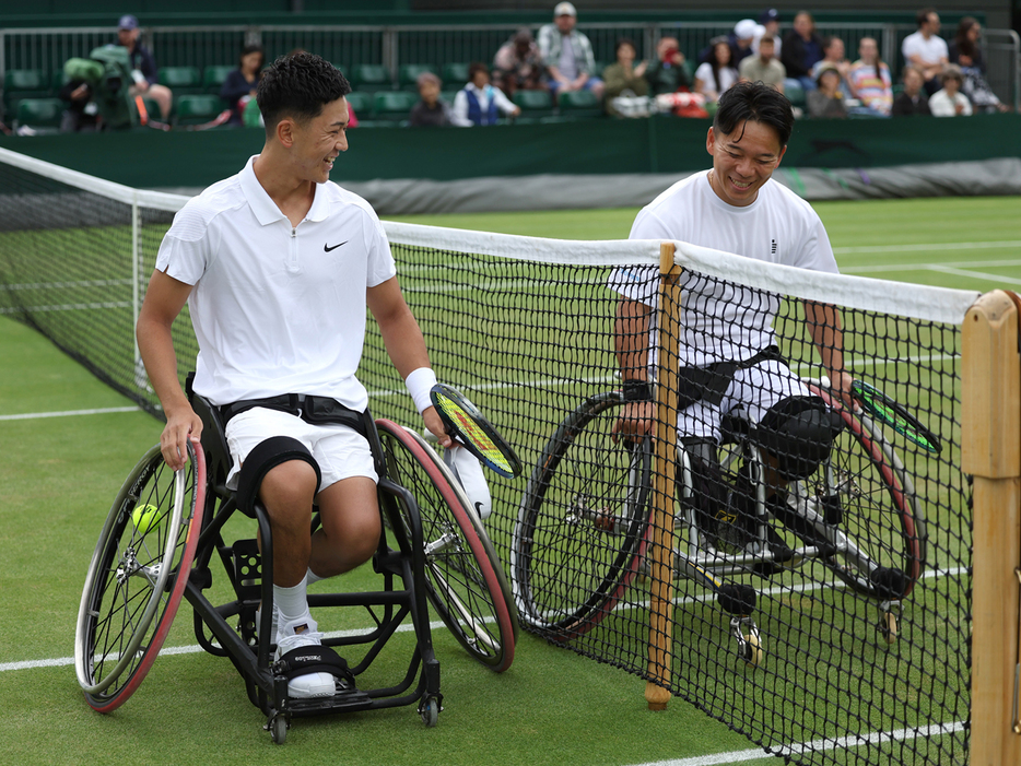 「ウインブルドン」（イギリス・ロンドン）の車いす男子シングルス1回戦を戦い終えた小田凱人（東海理化／左）と眞田卓（凸版印刷）（Getty Images）