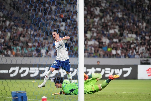 聖地での注目の対決。雨が降る場面もあった。(C)SOCCER DIGEST