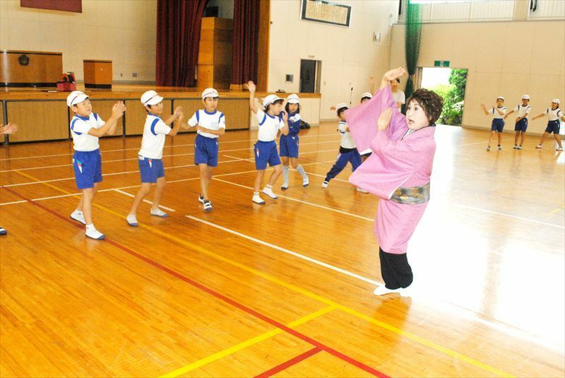 山崎さんから盆踊りの振り付けの指導を受ける御厩小児童