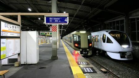 深夜の東武スカイツリーライン越谷駅に並んだ500系「リバティ」とN100系「スペーシア X」（記者撮影）