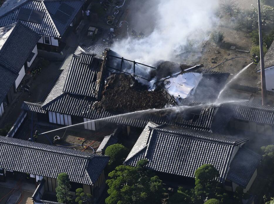 延焼した国の重要文化財「中家住宅」の主屋＝29日午後4時55分、奈良県安堵町（共同通信社ヘリから）