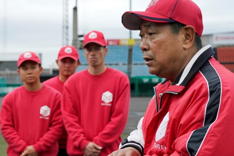 選手に声をかける西川監督＝４月、和歌山県有田市