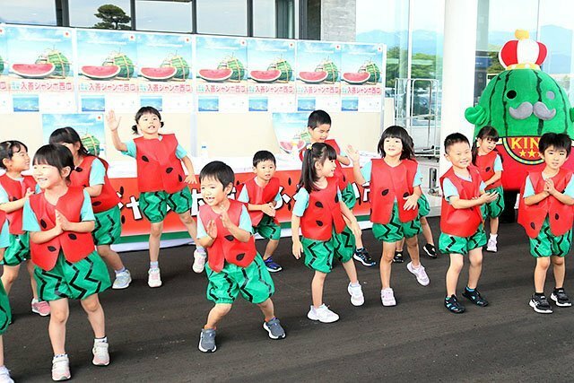 スイカの衣装で踊りを繰り広げる園児