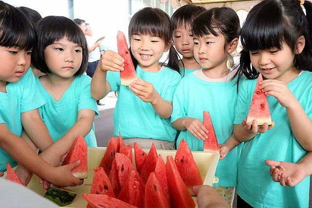 スイカを手にする子どもたち