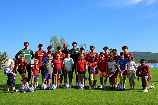 U-23日本代表が現地の子どもたちと交流した。写真：金子拓弥（サッカーダイジェスト写真部）