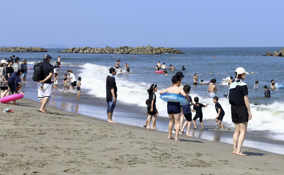 14年ぶりに海開きした仙台市若林区荒浜の深沼海水浴場＝15日午後