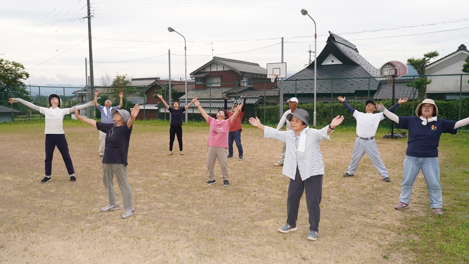 ラジオ体操に汗を流す住民たち＝兵庫県丹波篠山市川北で