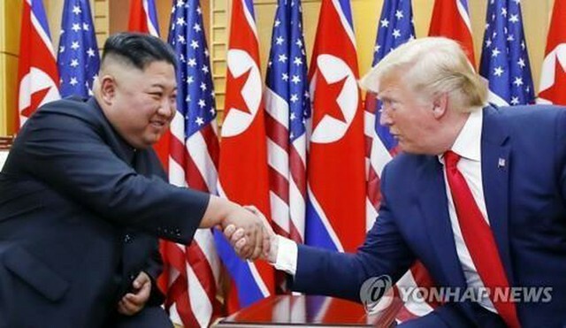 2019年に南北軍事境界線にある板門店で対面したトランプ氏（右）と金正恩氏＝（聯合ニュース）