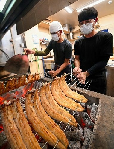 丁寧にウナギを焼く＝23日、浦添市内間の炭火焼うなぎ竹田（喜瀨守昭撮影）