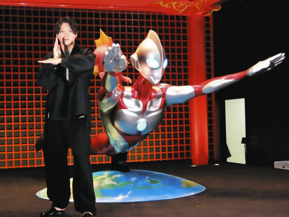 「ウルトラマン飛行像」の横で「スペシウム光線」のポーズを決める山田裕貴
