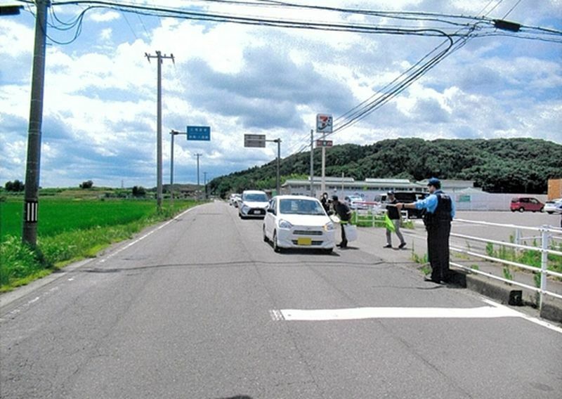 ドライバーに事故防止を呼びかける参加者＝須賀川市