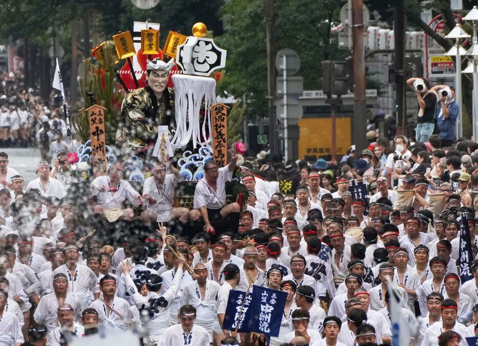 「集団山笠見せ」で披露された「中洲流」の舁き山笠＝13日午後、福岡市