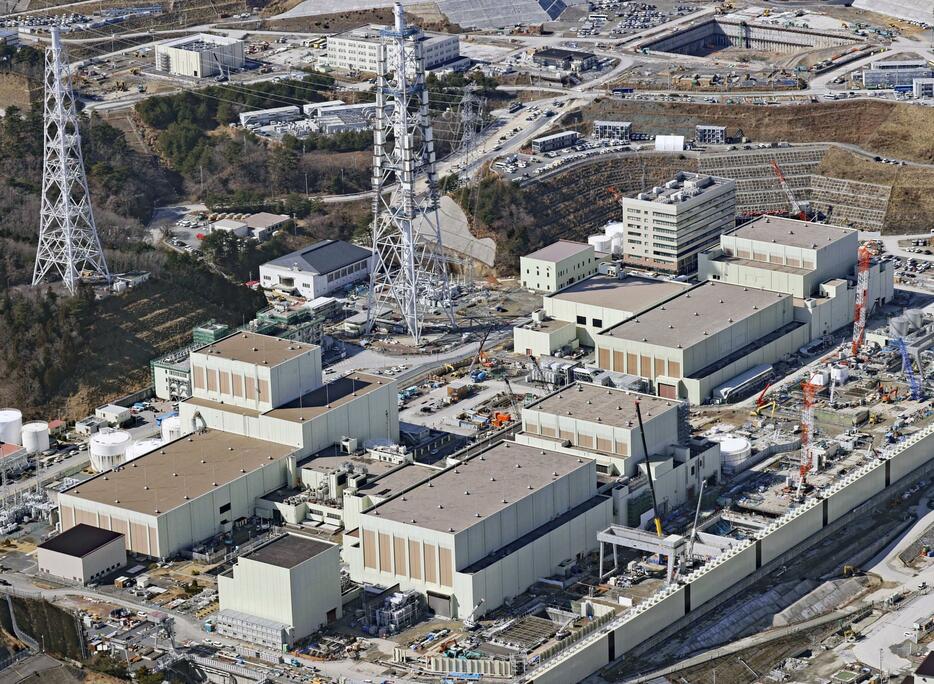 東北電力女川原発2号機（手前右）＝2023年