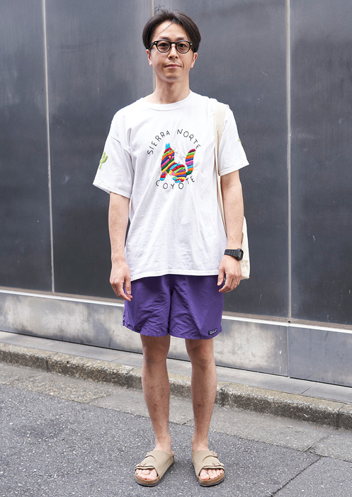 Tシャツ＝オアハカ　パンツ＝パタゴニア　シューズ＝ビルケンシュトック　眼鏡＝フォーナインズ　バッグ＝不明　腕時計＝カシオ