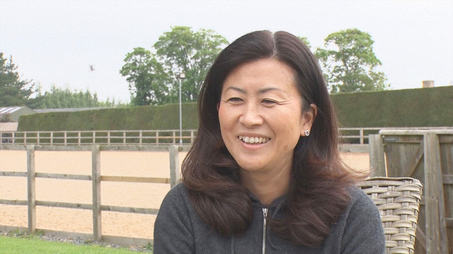 愛馬の形見を受け取り、「10年以内にはイギリスNo.1に…」と誓う花子さん