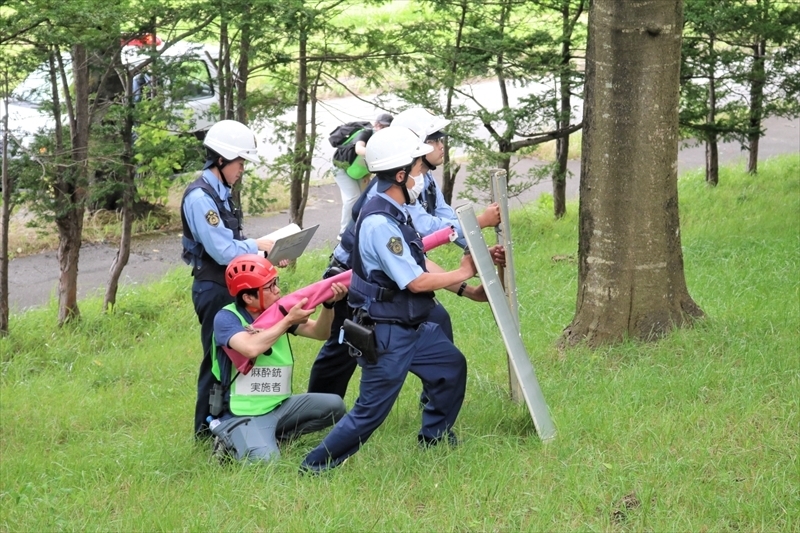 熊出没時の対応を確認する参加者