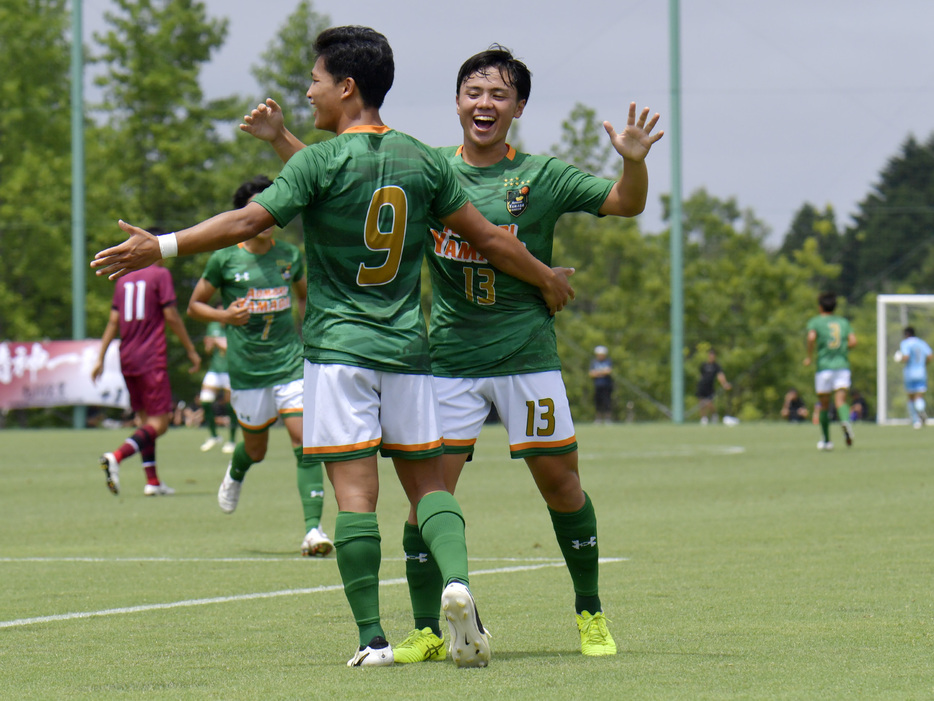 FW石川大也(3年、写真手前)が2ゴール(HIGH SCHOOL SOCCER YEARBOOK)