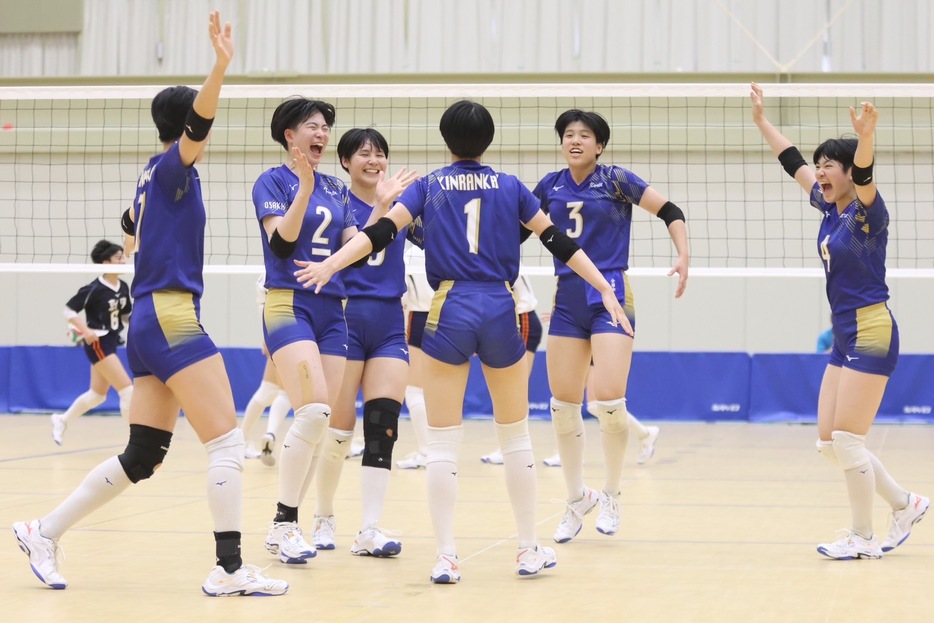 2年ぶり3回目の栄冠を手にした金蘭会【写真：月刊バレーボール】