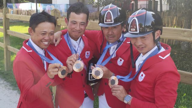 銅メダルを獲得した“初老ジャパン”こと、馬術日本代表(写真：エンリコ/アフロスポーツ)