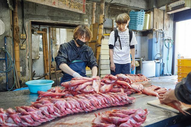 伊東漁港近くには干物に加工する工場がたくさん。すごいスピードでキンメダイを捌く職人さんの鮮やかな技に見惚れて、つい取材。