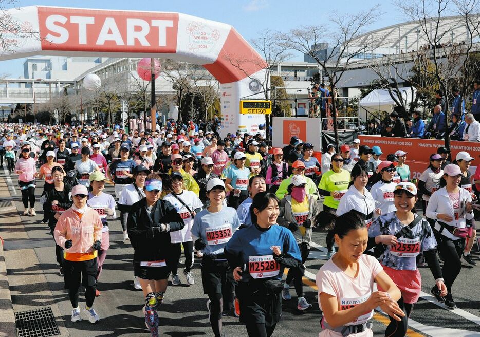 名古屋ウィメンズマラソンで一斉にスタートするランナー＝2024年3月