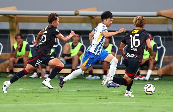 切れ味鋭いプレーを見せた三笘（中央）。写真：梅月智史（サッカーダイジェスト写真部）