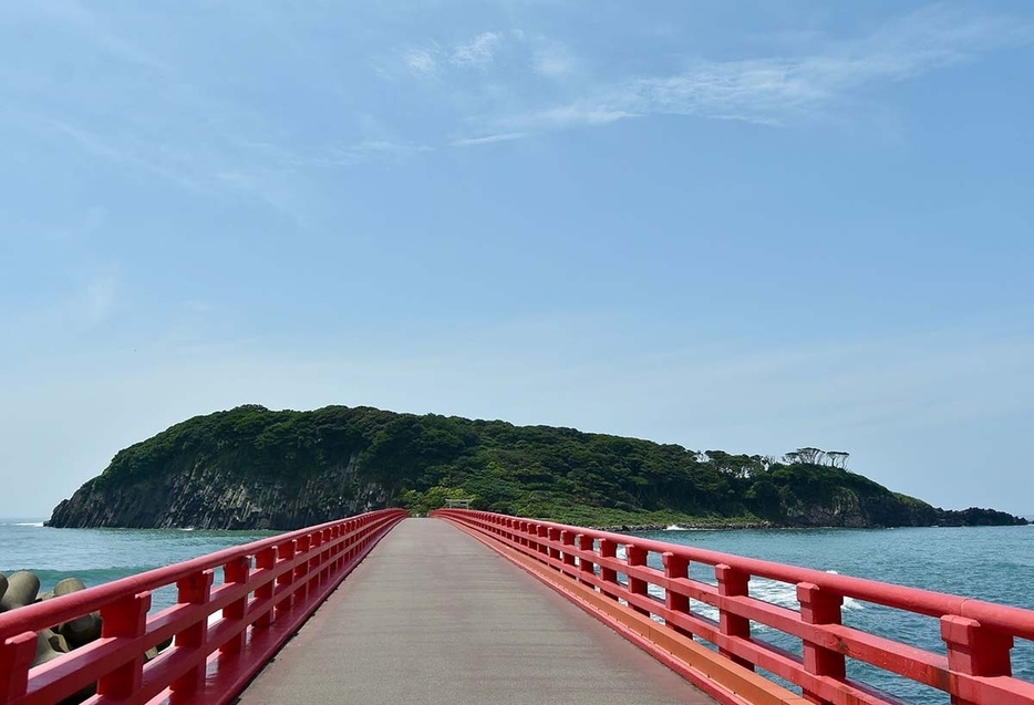 雄島にかかる赤い橋が映える