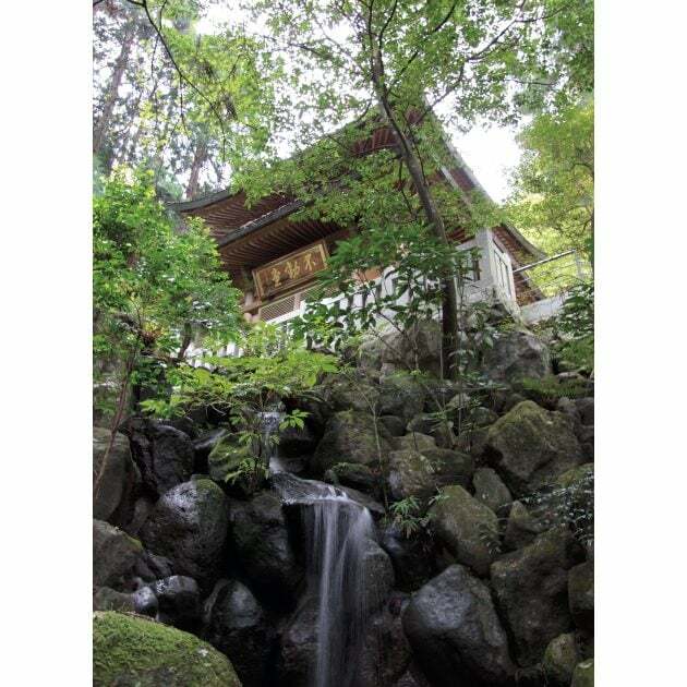 不動堂と、明神が岳山麓から湧水を引いた洗心の滝。